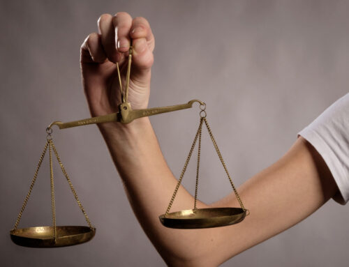¿Es legal desalojar a un okupa sin una orden judicial?