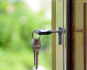 Qué pasa si un okupa cambia la cerradura de tu casa